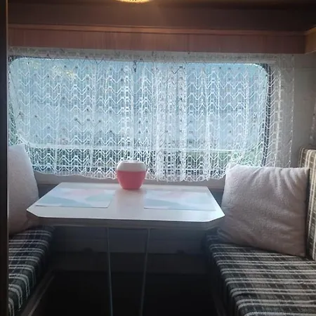 Caravane Années 80 Dans La Verdure Au Domaine Des Oiseaux Camping Vandré