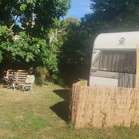 Caravane Années 80 Dans La Verdure Au Domaine Des Oiseaux Vandré