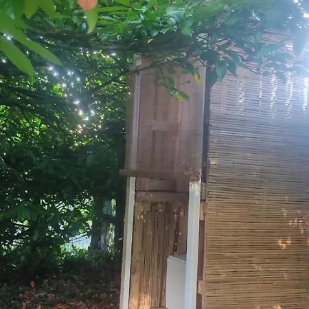 Camping Caravane Années 80 Dans La Verdure Au Domaine Des Oiseaux Vandré