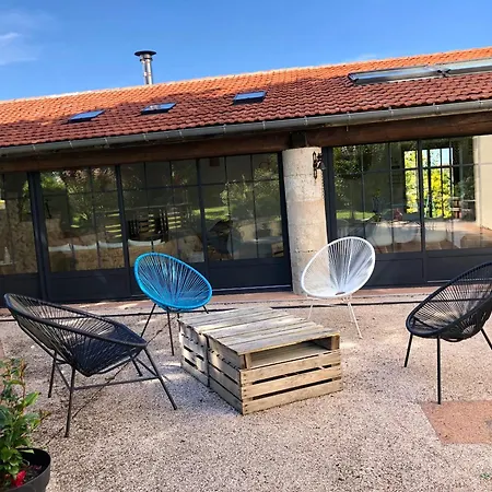 Caravane Années 80 Dans La Verdure Au Domaine Des Oiseaux *