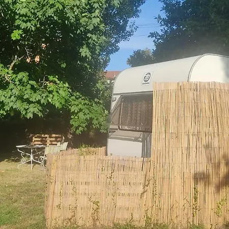 Caravane Années 80 Dans La Verdure Au Domaine Des Oiseaux * Vandré