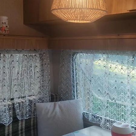 Camping Caravane Années 80 Dans La Verdure Au Domaine Des Oiseaux *