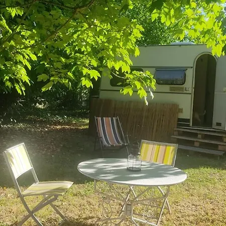 Camping Caravane Années 80 Dans La Verdure Au Domaine Des Oiseaux Vandré