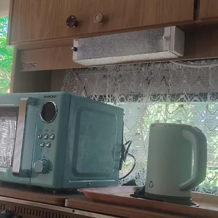 Caravane Années 80 Dans La Verdure Au Domaine Des Oiseaux *