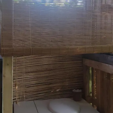 Caravane Années 80 Dans La Verdure Au Domaine Des Oiseaux Camping *