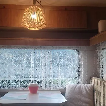 Camping Caravane Années 80 Dans La Verdure Au Domaine Des Oiseaux *