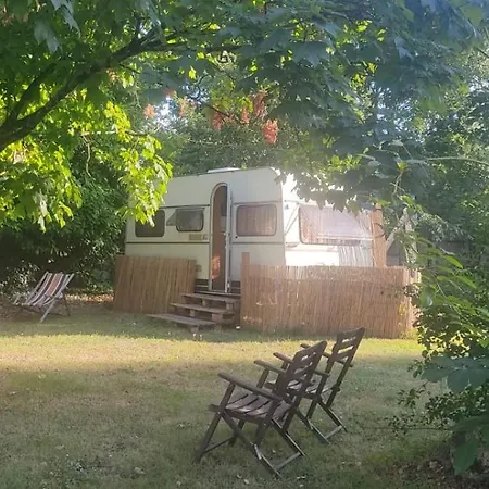 Camping Caravane Années 80 Dans La Verdure Au Domaine Des Oiseaux Vandré