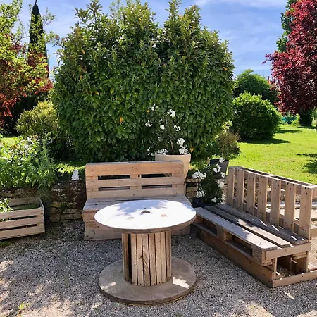 Camping Caravane Années 80 Dans La Verdure Au Domaine Des Oiseaux