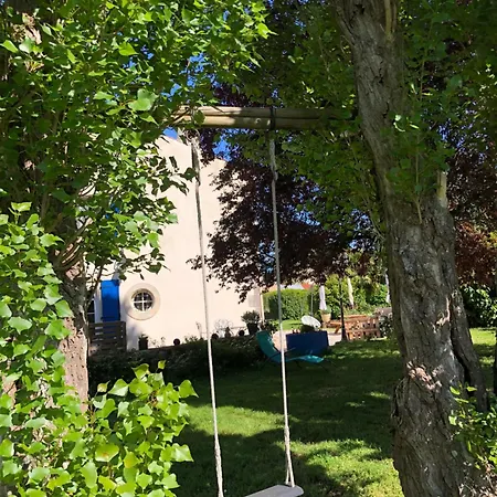 Caravane Années 80 Dans La Verdure Au Domaine Des Oiseaux *