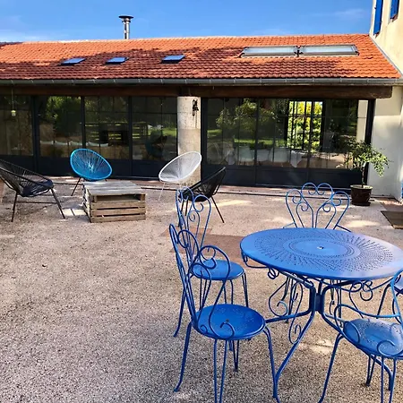 Camping Caravane Années 80 Dans La Verdure Au Domaine Des Oiseaux Vandré