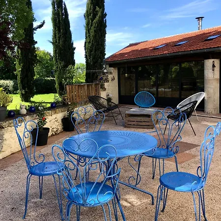 Caravane Années 80 Dans La Verdure Au Domaine Des Oiseaux Camping
